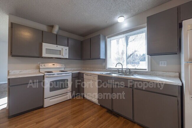 Foto del edificio - 2812 Parklake Dr