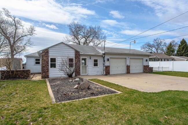 Building Photo - Lake Front Home in Portage