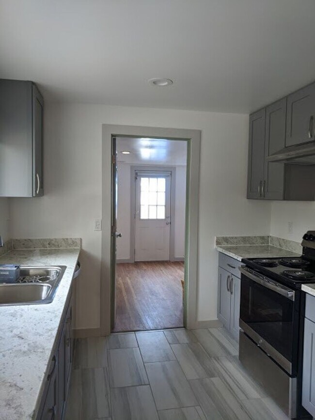 Building Photo - 4 Bedroom Shoreline Home