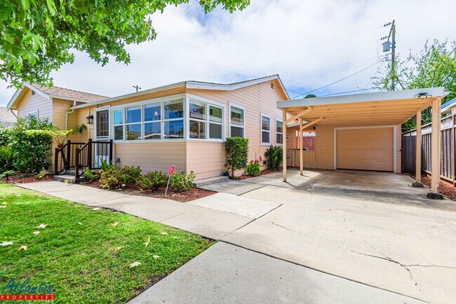 Foto del edificio - Lovely Seacliff Home | Desirable Location