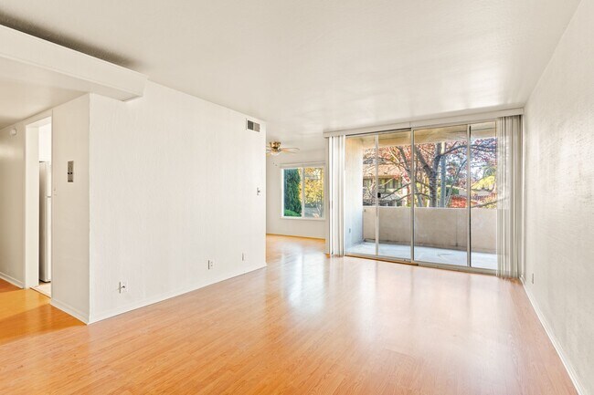 Foto del edificio - Utilities & Parking Included! Massive 2BD w/ Community Amenities