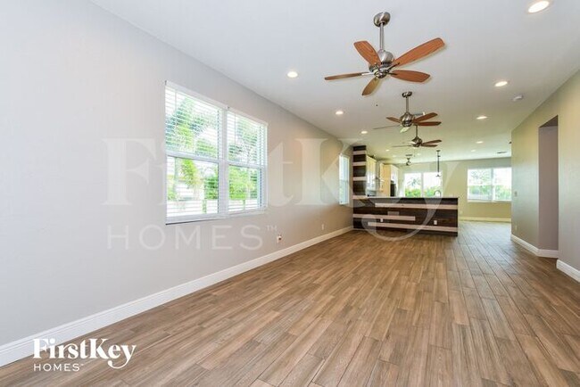 Building Photo - 405 NW 20th Pl
