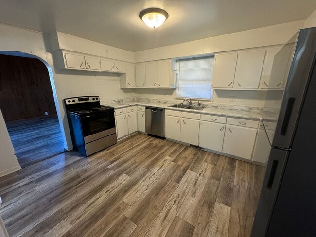 Building Photo - Updated 3BR Home with Large Yard & Long Driveway – Moline