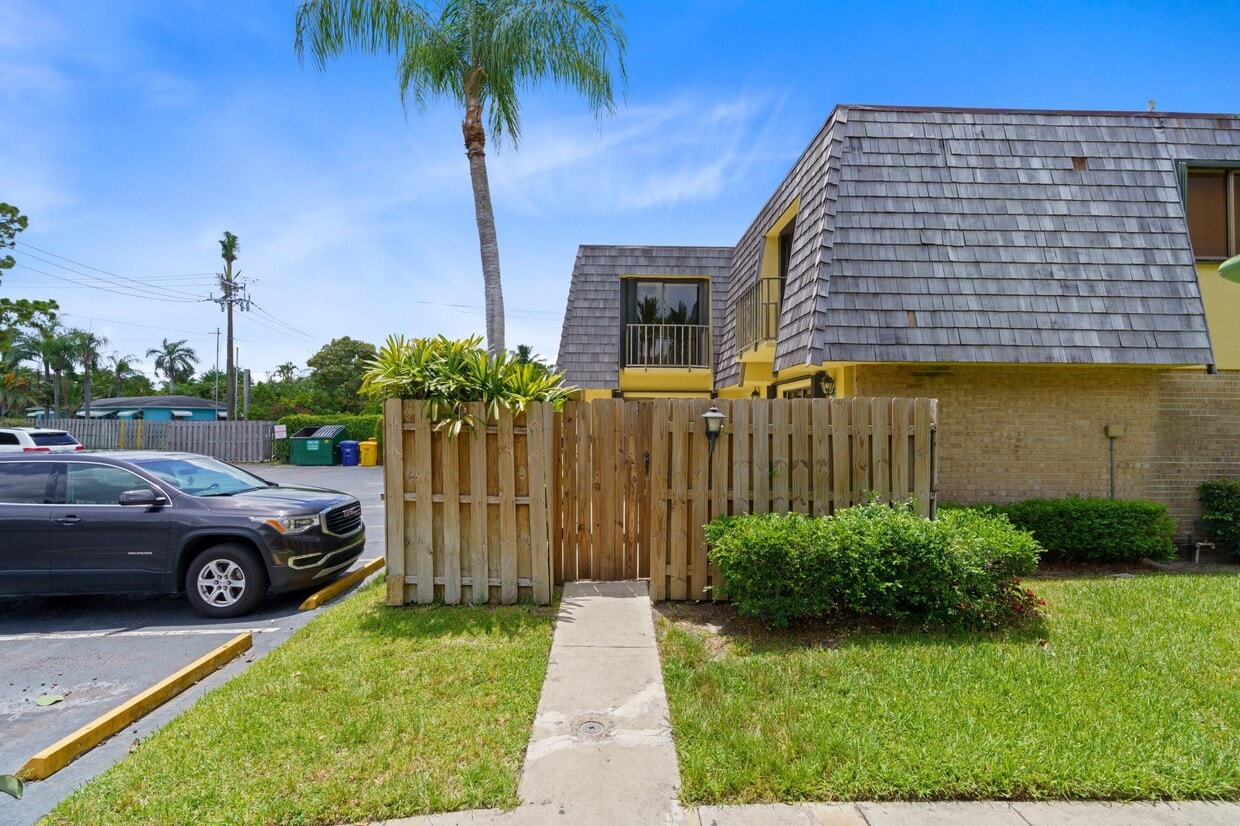 281 Woodland Rd, Palm Springs, FL 33461 Townhouse for Rent in Palm