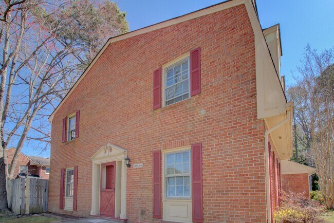 Building Photo - Renovated 3 Bedroom, 2 1/2 Bath Townhome i...