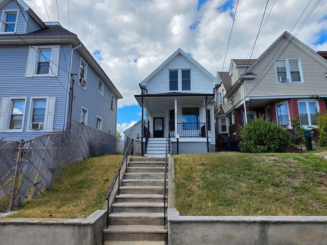 Primary Photo - For Rent: Stylish 3-Bedroom Home in Hacken...