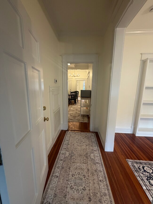 Pasillo - 2808 Floyd Ave