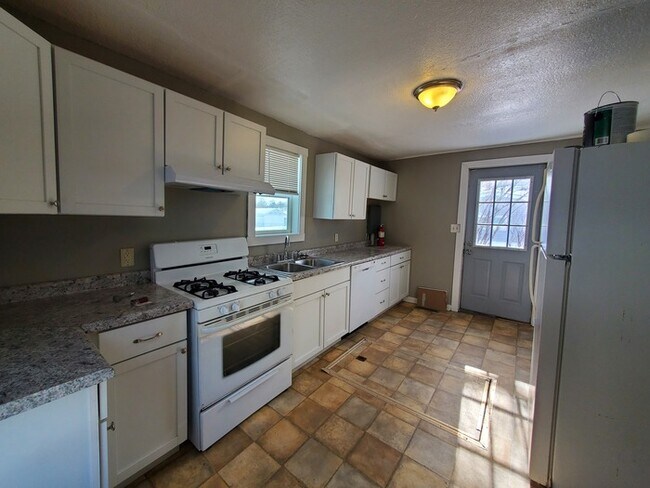 Building Photo - 3 Bed/1 Bath with washer and dryer hookups