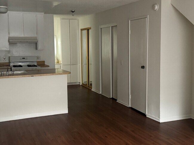 Building Photo - 21121 Bassett St #2 Canoga Park, Ca 91303