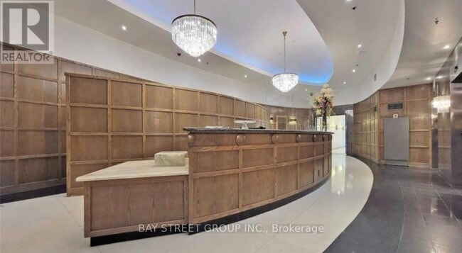 Photo du bâtiment - 102 Bloor St W