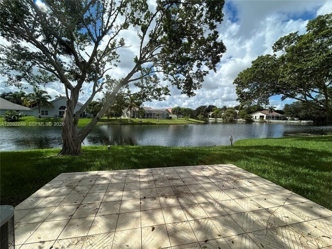 Building Photo - 9472 Palm Cir S