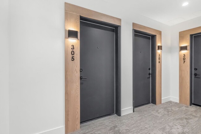 Photo du bâtiment - Bright Beautiful Corner Suite at Clyde – S...