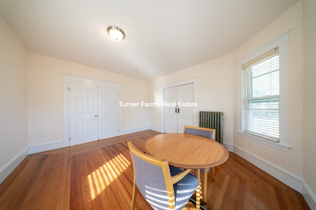 Building Photo - 124 Forest St