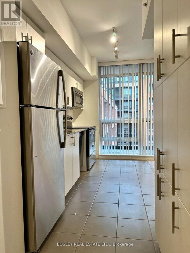 Photo du bâtiment - 830-830 Lawrence Ave W