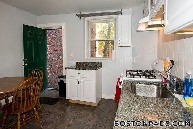 Building Photo - 68 Hammond St