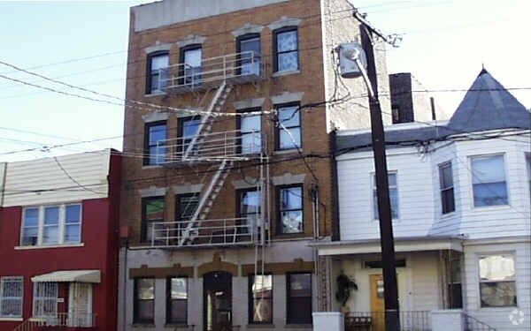 Building Photo - 305 49th St