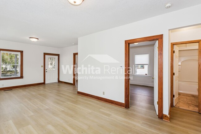 Foto del edificio - 3 bedroom 1 bath in the Delano District!