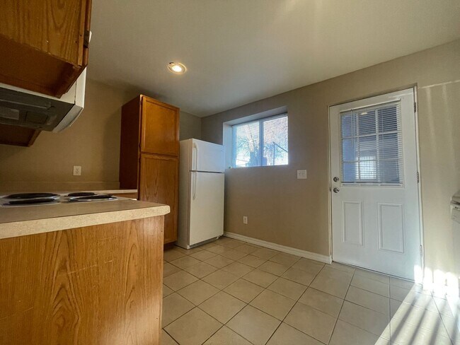 Building Photo - 2 Bed 1 Bath in East Denver Coming Soon!
