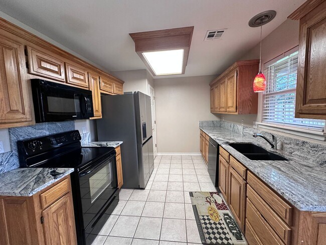 Foto del edificio - Gorgeous 3-Bedroom Home with Spacious Yard