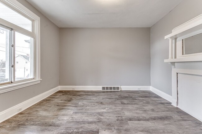 Foto del edificio - 2 Bedroom/1 Bath in Carrick - Available JULY!