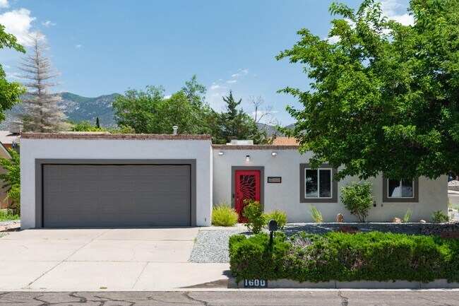 Foto del edificio - 1600 Cullen Ln NE
