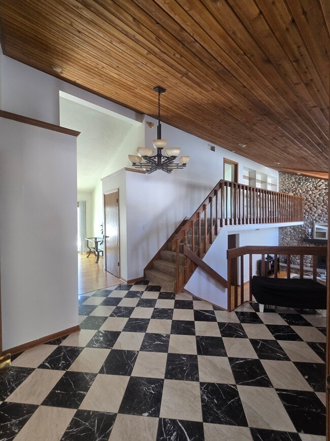 Building Photo - 8145 S White Oak Dr