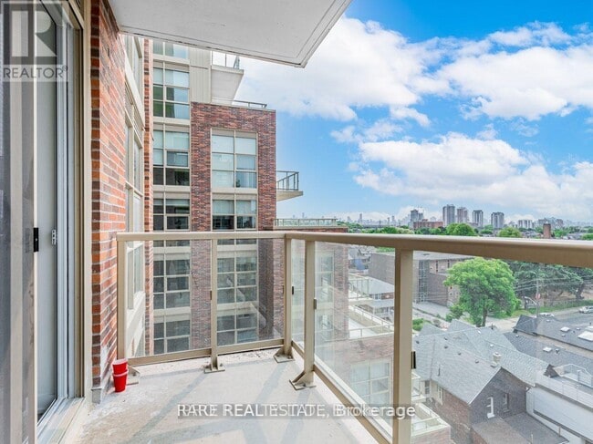 Photo du bâtiment - 1787-1787 St Clair Ave W
