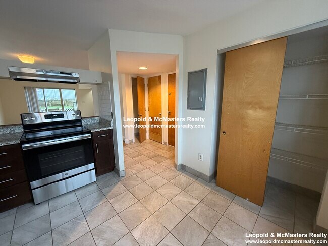 Foto del edificio - 154 North Beacon St