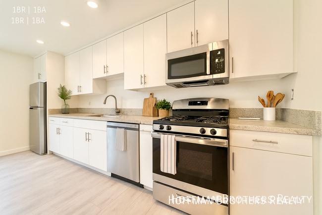 Building Photo - 3245 Drew St