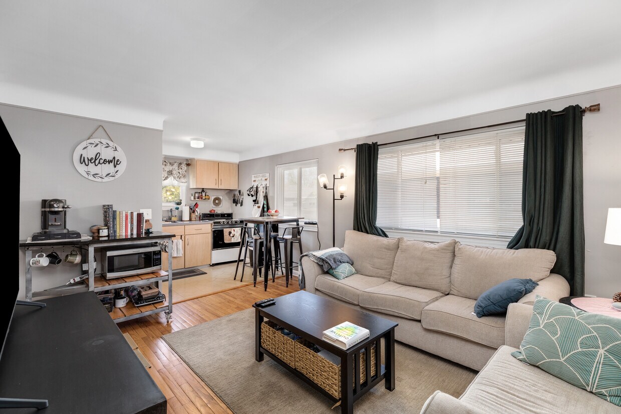 Imagine su sala de estar usando los muebles de este inquilino anterior (antes de las últimas actualizaciones) - Downtown Royal Oak-Free Month's Rent