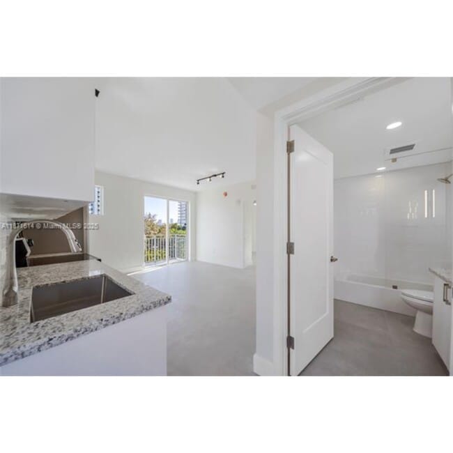 Building Photo - 1536 NW 15th Ave