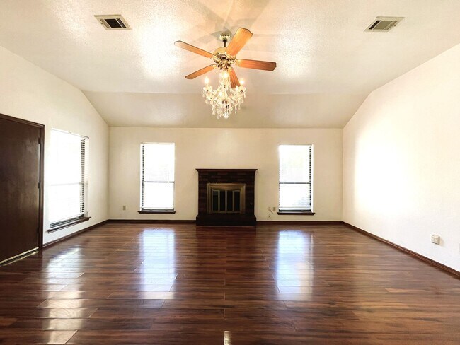 Building Photo - 5804 Republic Dr