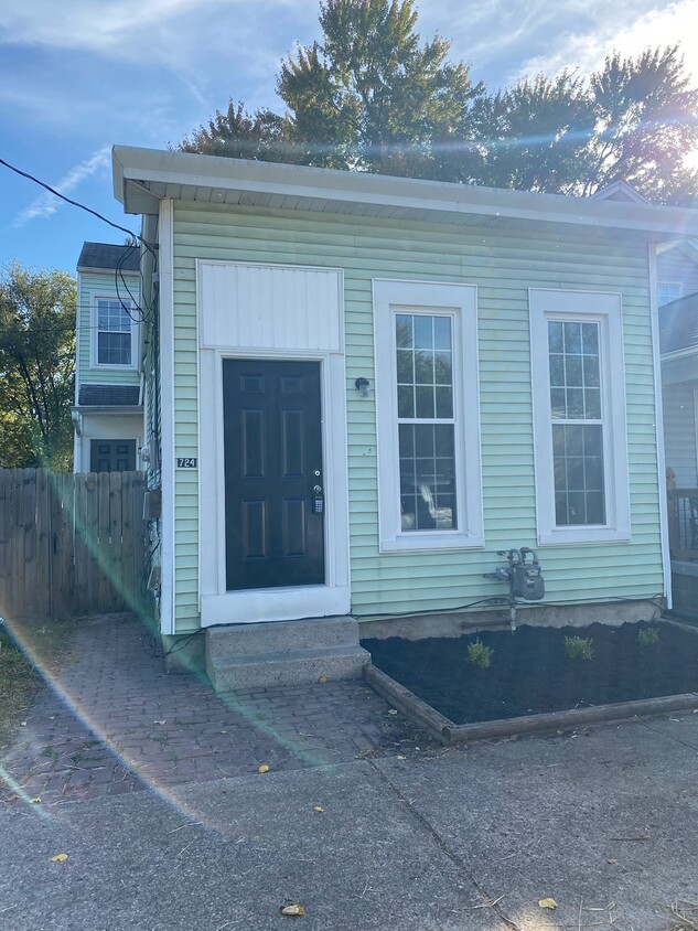 Primary Photo - 724 E Caldwell St