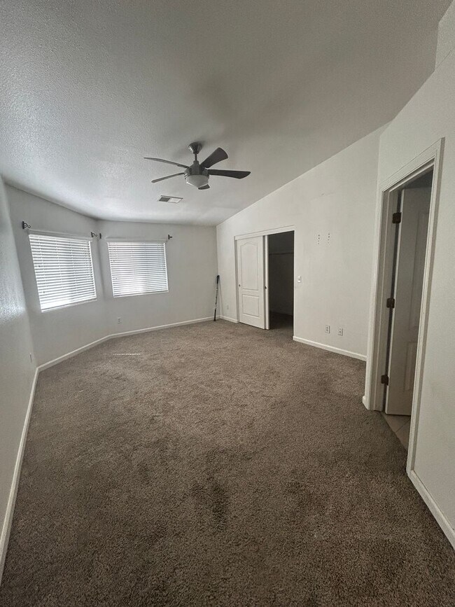 Building Photo - Open and Spacious in Northwest Hanford