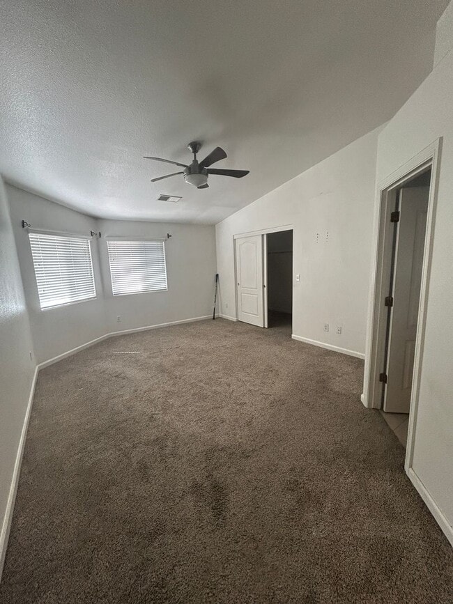 Foto del edificio - Open and Spacious in Northwest Hanford