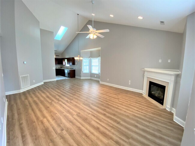 Building Photo - Immaculate 1-Level End-Unit Condo in Gated...