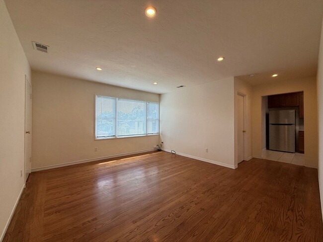Building Photo - Bright Upper-Level 2BR Home in Alameda’s Desirable East End.