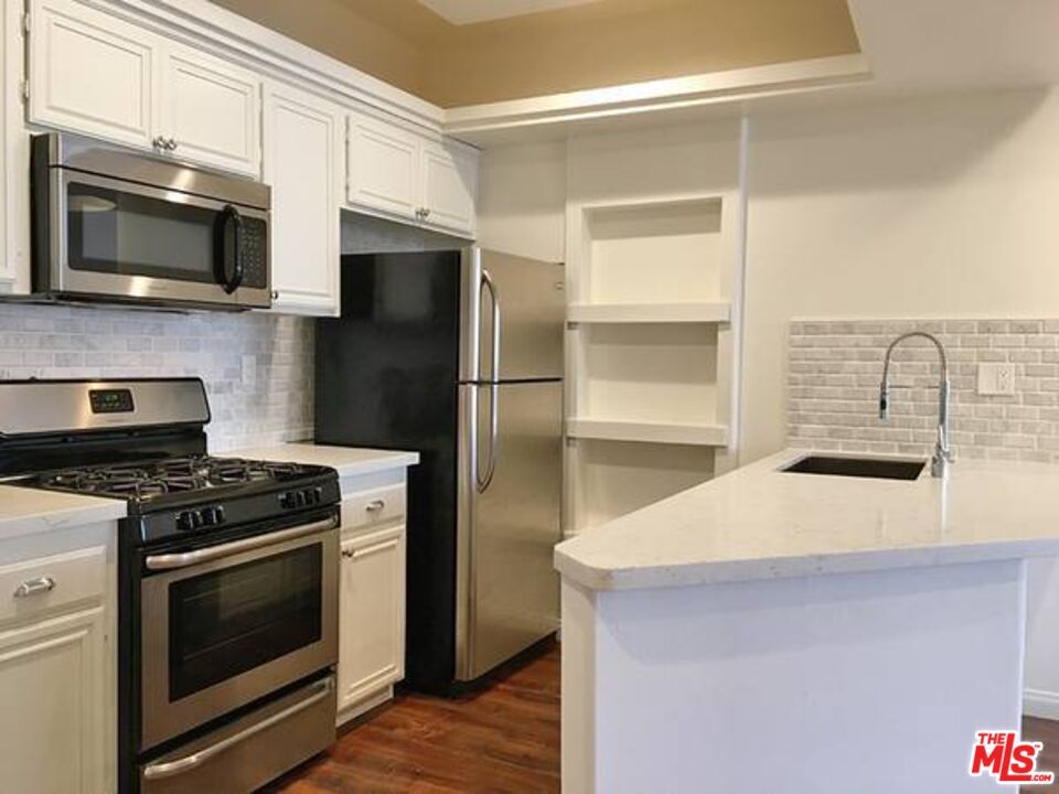 Primary Photo - 12712 Moorpark St