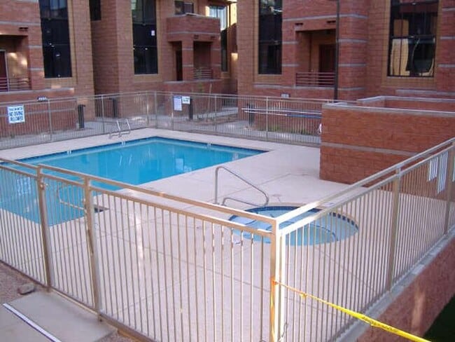 Foto del edificio - 330 S Farmer Ave