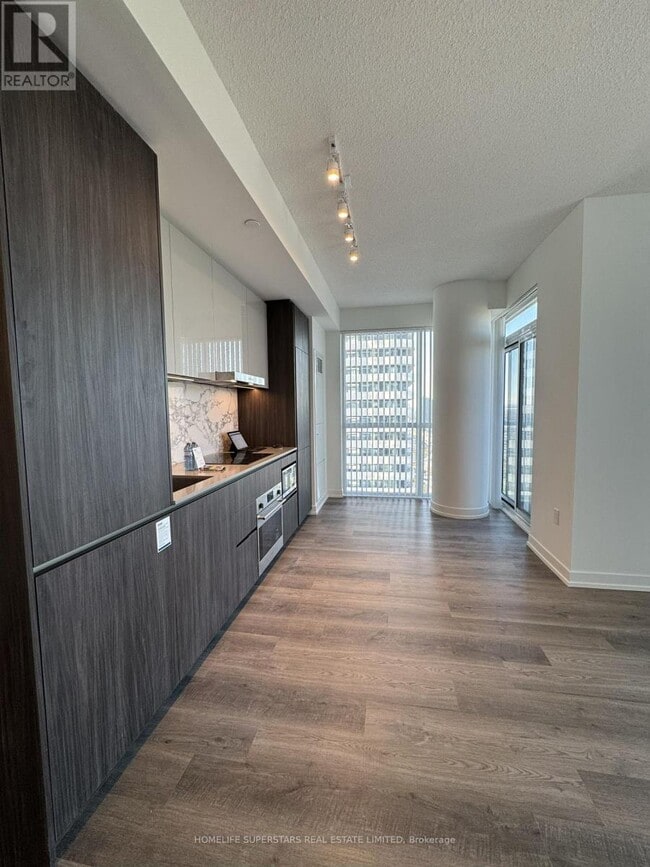 Photo du bâtiment - 8 Interchange Wy