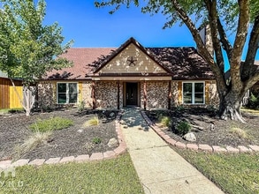 Building Photo - 605 Pyramid Dr
