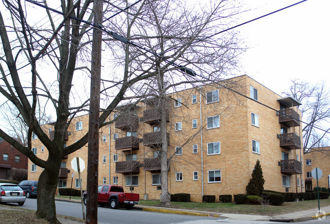 Building Photo - Carol Shamrock Apartments