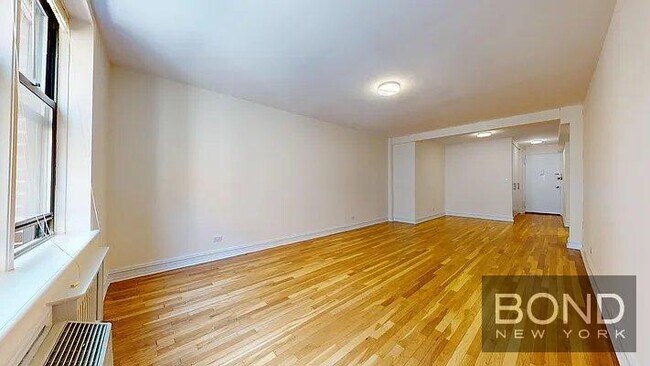 Foto del edificio - 305 W 13th St