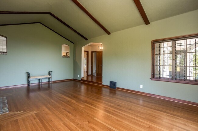 Foto del edificio - MUST SEE! Unique and Charming 4 bedroom 2....
