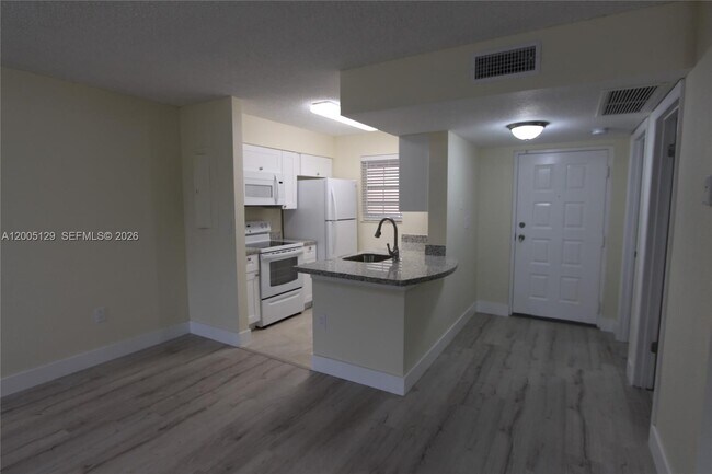 Foto del edificio - 2890 N Oakland Forest Dr
