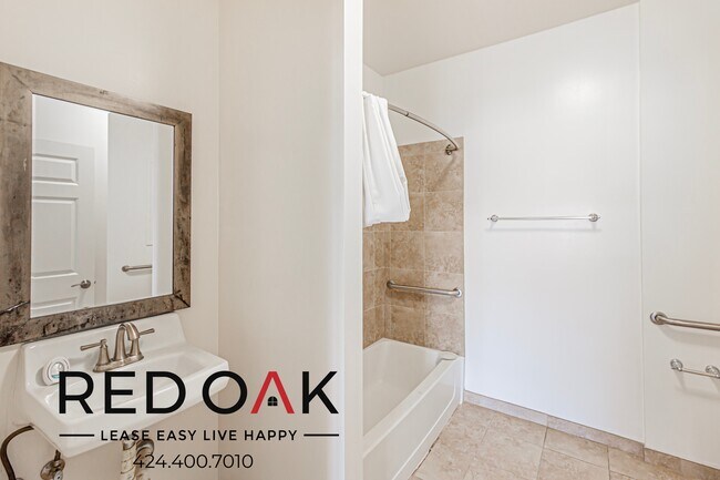 Foto del edificio - Welcoming Bachelor with In-Unit Storage, K...