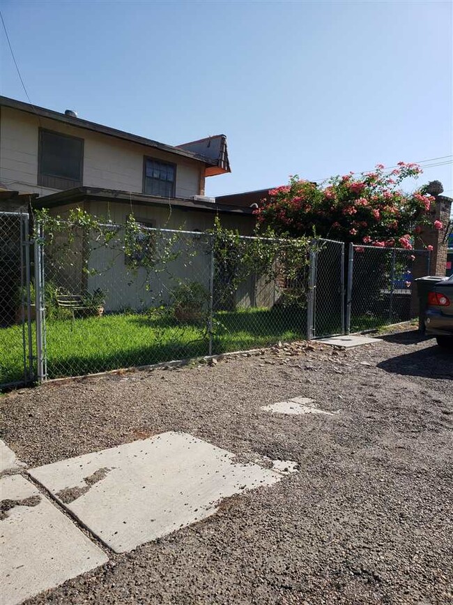 1518 E Frost St, Laredo, TX 78040 Room for Rent in Laredo, TX