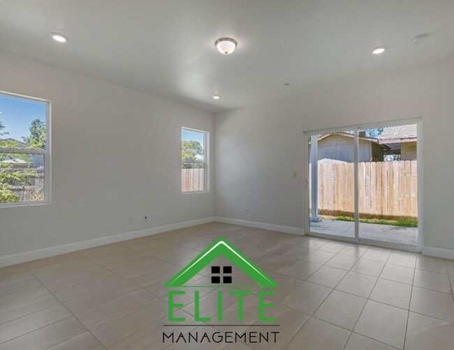 Building Photo - Charming 3-Bedroom, 2-Bath Home in Prime S...