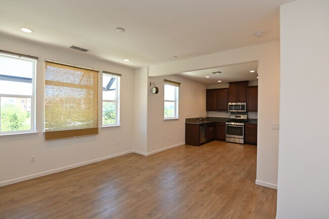 Foto del edificio - Stunning Tri Level Home with AC, 3 bd / 3....