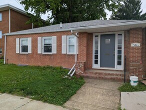 Building Photo - 104 S Parke St